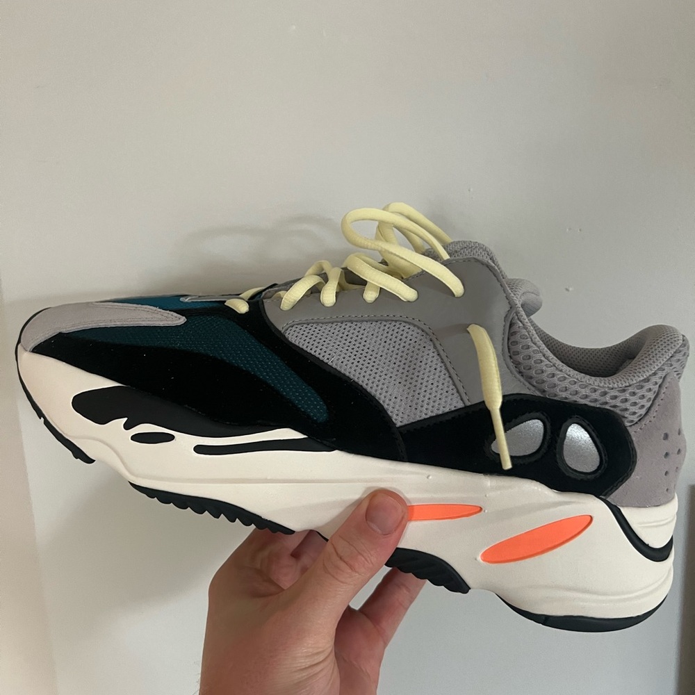 Adidas Yeezy Boost 700